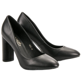 Small Swan Mustat pumput pylväässä 2