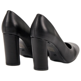 Small Swan Mustat pumput pylväässä 1