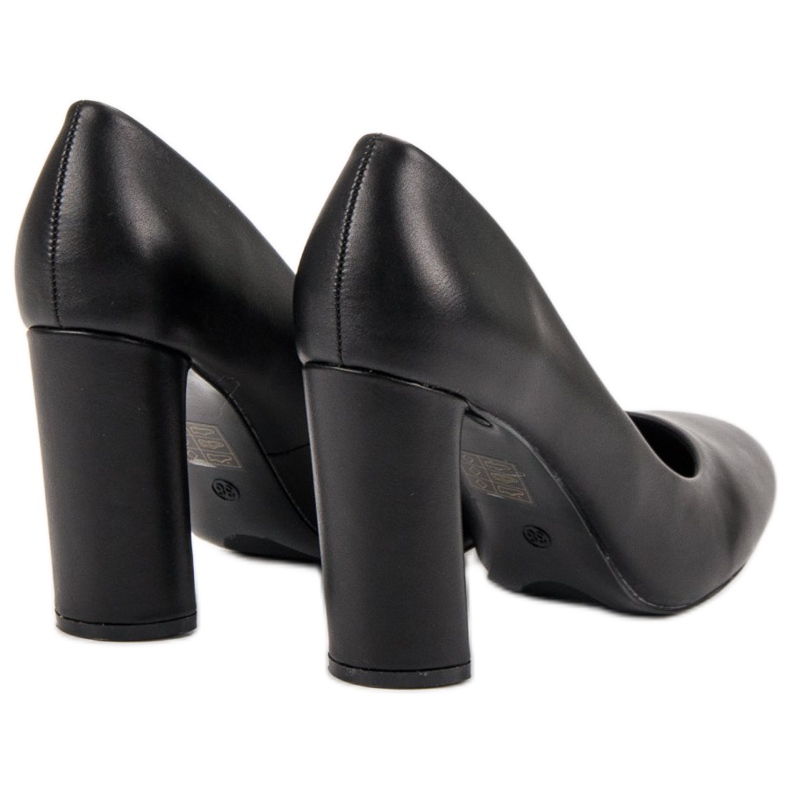 Small Swan Mustat pumput pylväässä 1