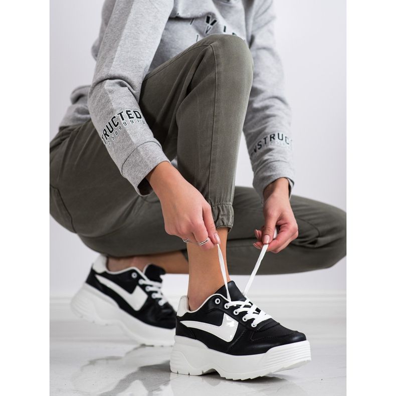 Kylie Tennarit alustalla musta 1