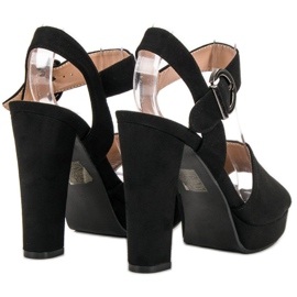 SHELOVET Mustat sandaalit alustalla 2