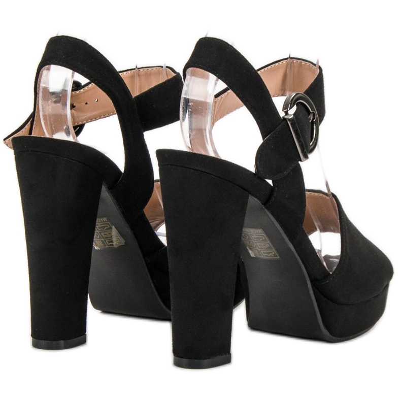 SHELOVET Mustat sandaalit alustalla 2