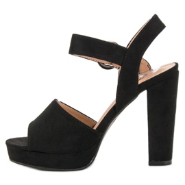 SHELOVET Mustat sandaalit alustalla 1