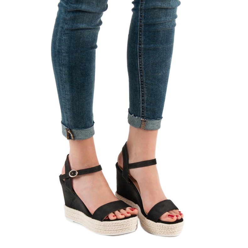 Ideal Shoes Tyylikkäät kiilamaiset sandaalit musta 2