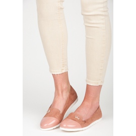 Vinceza Herrat, joilla on lakattu nenä vaaleanpunainen 2