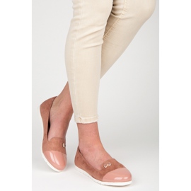 Vinceza Herrat, joilla on lakattu nenä vaaleanpunainen 1