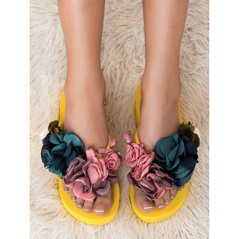 Fama Vaahtikiiltoiset varvastossut keltainen 2