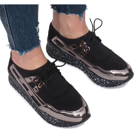 Mustat urheilukengät Calixte -alustalla 1