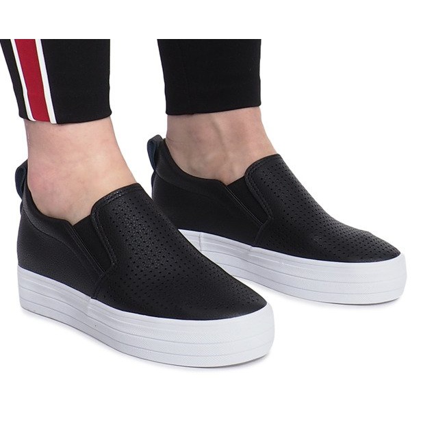 Mustat harjatut lenkkarit Rockvale -kiilalla 2