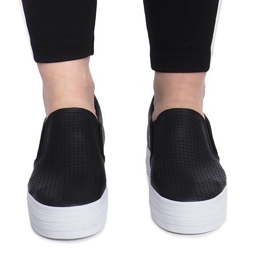 Mustat harjatut lenkkarit Rockvale -kiilalla 1