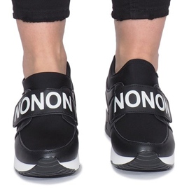 Mustat urheilukengät Monon -kiilassa 1