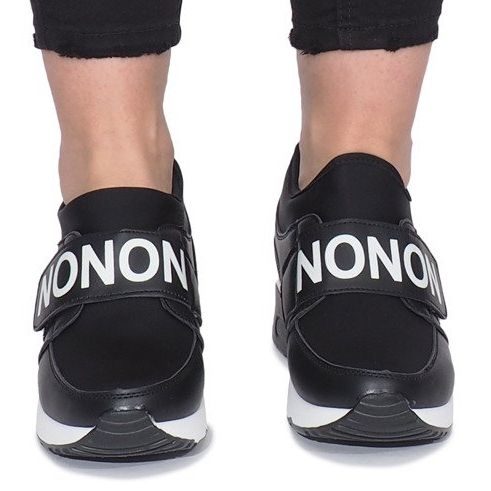 Mustat urheilukengät Monon -kiilassa 1