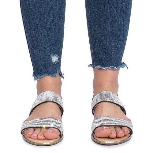 Mustat litteät sandaalit hemmottelevilla timanteilla 1