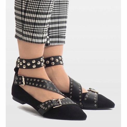 Mustat kengät, joissa on B12-8-nastat 2