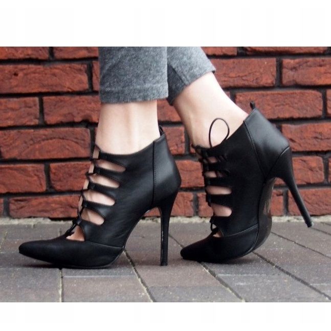 Rikkaasti sisustetut korkeat sandaalit 11033-1 musta 1