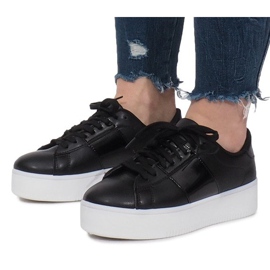 Mustat lenkkarit Livet De Lux -alustalla 1