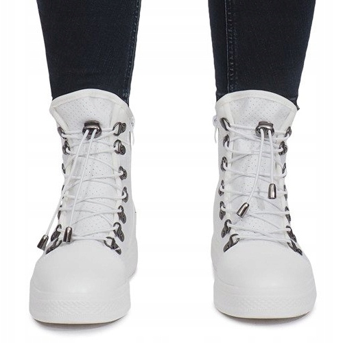 Mathilden kiilassa valkoiset harjakattoiset lenkkarit valkoinen 1