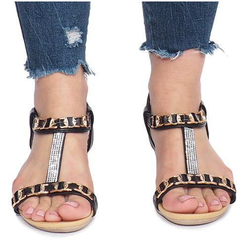 Mustat sandaalit herkällä puukiilakorolla 1