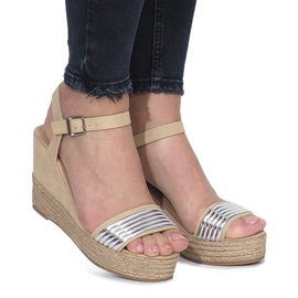 Beige sandaalit herkällä Glam Shine kiilakorolla 1