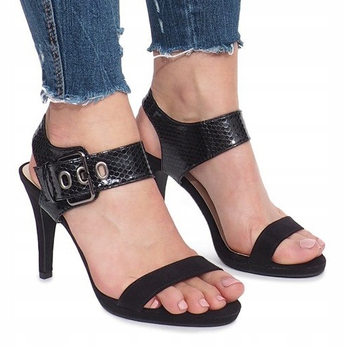 Mustat sandaalit Colier -pylväässä 2