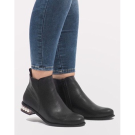 LEI-189 mustat helmillä varustetut saappaat 2