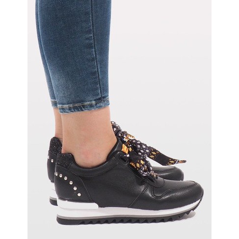 Mustat urheilukengät kiilassa G-124 2