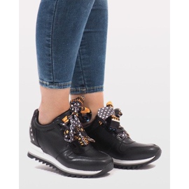 Mustat urheilukengät kiilassa G-124 1