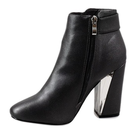 Harmaat saappaat MJ1515 -pylväässä 1