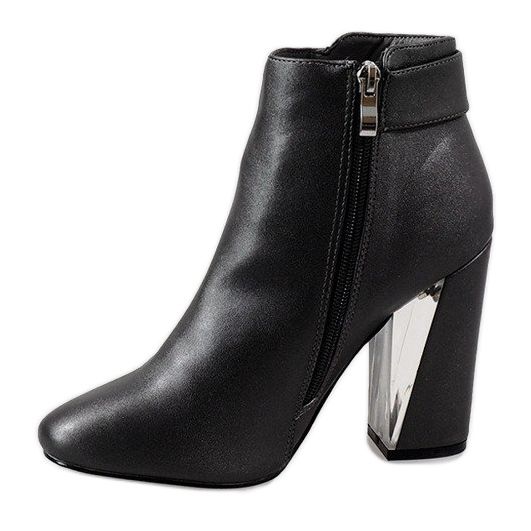 Harmaat saappaat MJ1515 -pylväässä 1