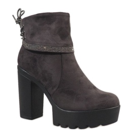 Eristetyt harmaat saappaat pylväässä S80 1