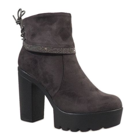 Eristetyt harmaat saappaat pylväässä S80 1