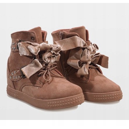 Vaaleanpunaiset lenkkarit kiilassa A-79 vaaleanpunainen 1