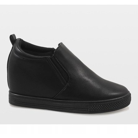 Mustat lenkkarit kiilassa DD384-1 2