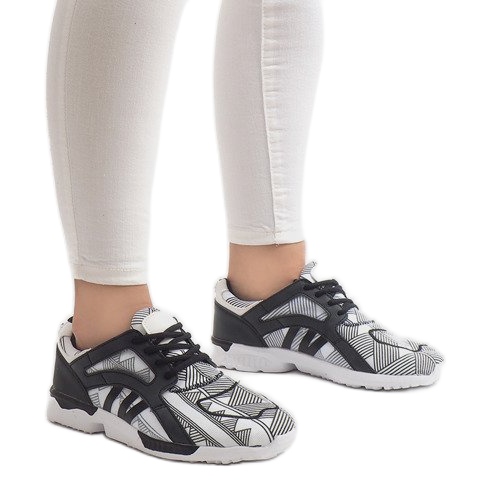 523 valkoista kouluttajaa valkoinen musta 1