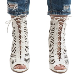 Valkoiset saappaat nastassa 1610-225 valkoinen 2