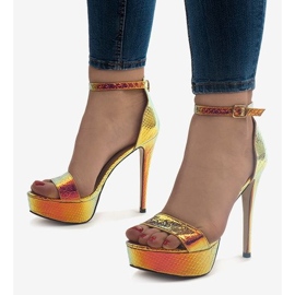 Kultaiset sandaalit värikkäillä korkokengillä 8338-19 kultainen 1