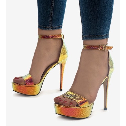 Kultaiset sandaalit värikkäillä korkokengillä 8338-19 kultainen 1