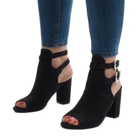 Mustat saappaat postissa 173-853 1