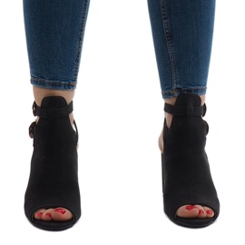 Mustat saappaat postissa 173-853 2