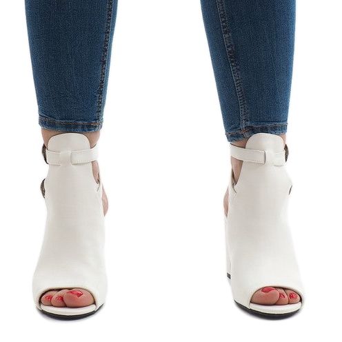 Valkoiset saappaat postissa 173-853 valkoinen 2