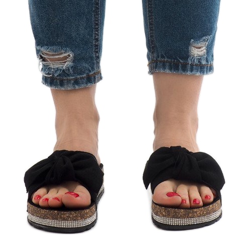 Mustat tossut, joissa keula N-33 2