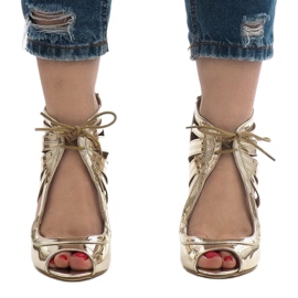 Kultaiset avonaiset lakatut saappaat C-003 kultainen 1