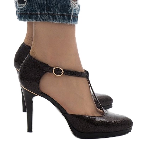 Ruskeat pumput A509-22-2-pylväässä 1