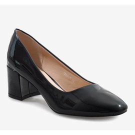 Mustat lakatut pumput 7501-1-pylväässä 1