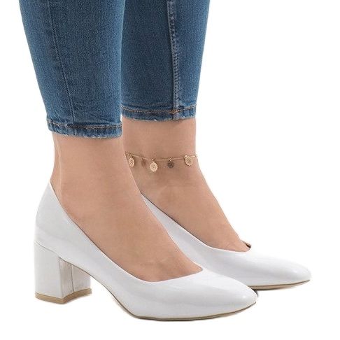 Valkoiset lakatut pumput 7501-1-pylväässä valkoinen 1