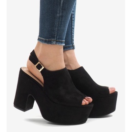 Mustat sandaalit massiivisessa 8263CA -lohkossa 2