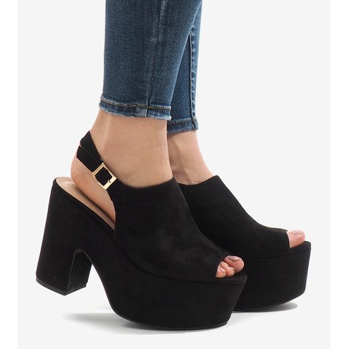 Mustat sandaalit massiivisessa 8263CA -lohkossa 2