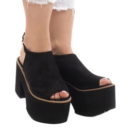 Mustat sandaalit massiivisessa B8290 -lohkossa 1