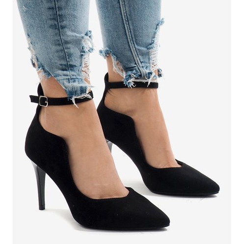 Mustat pumput B-54-kantapäässä 1