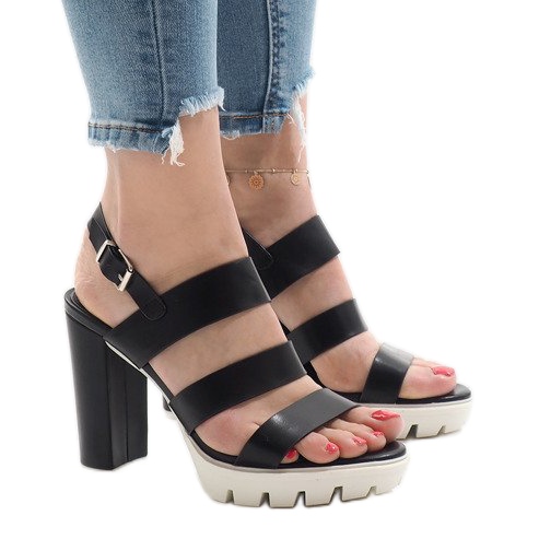 Mustat sandaalit HP-27-pylväässä 1